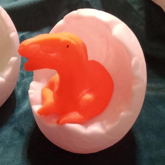 3D Explore A New World Dinosaur Egg Night Light. Available in Orange Or Green - Picture 5 of 7